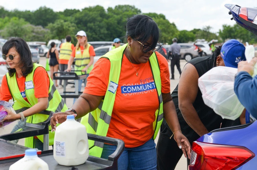 NDBT volunteers loading cars with food